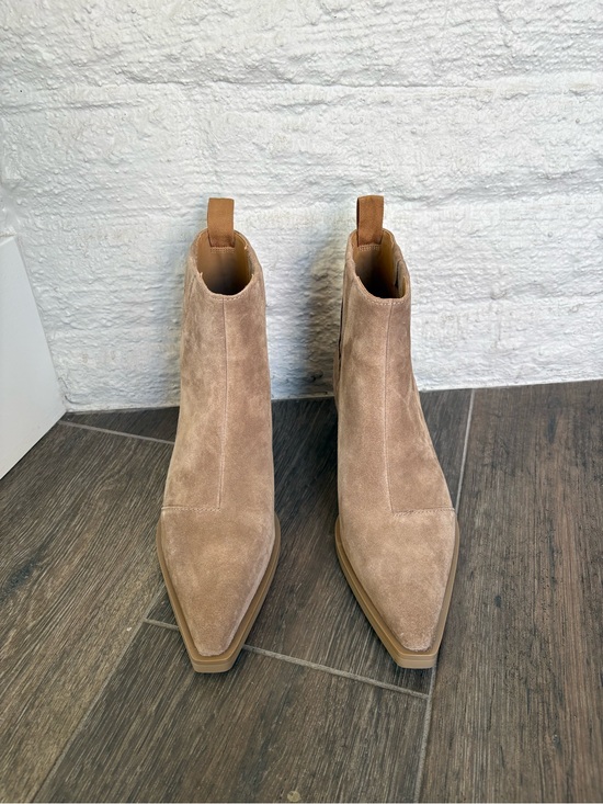 rag & bone Shoes - rag & bone woman’s tan Suede Chukka Boots size 10
